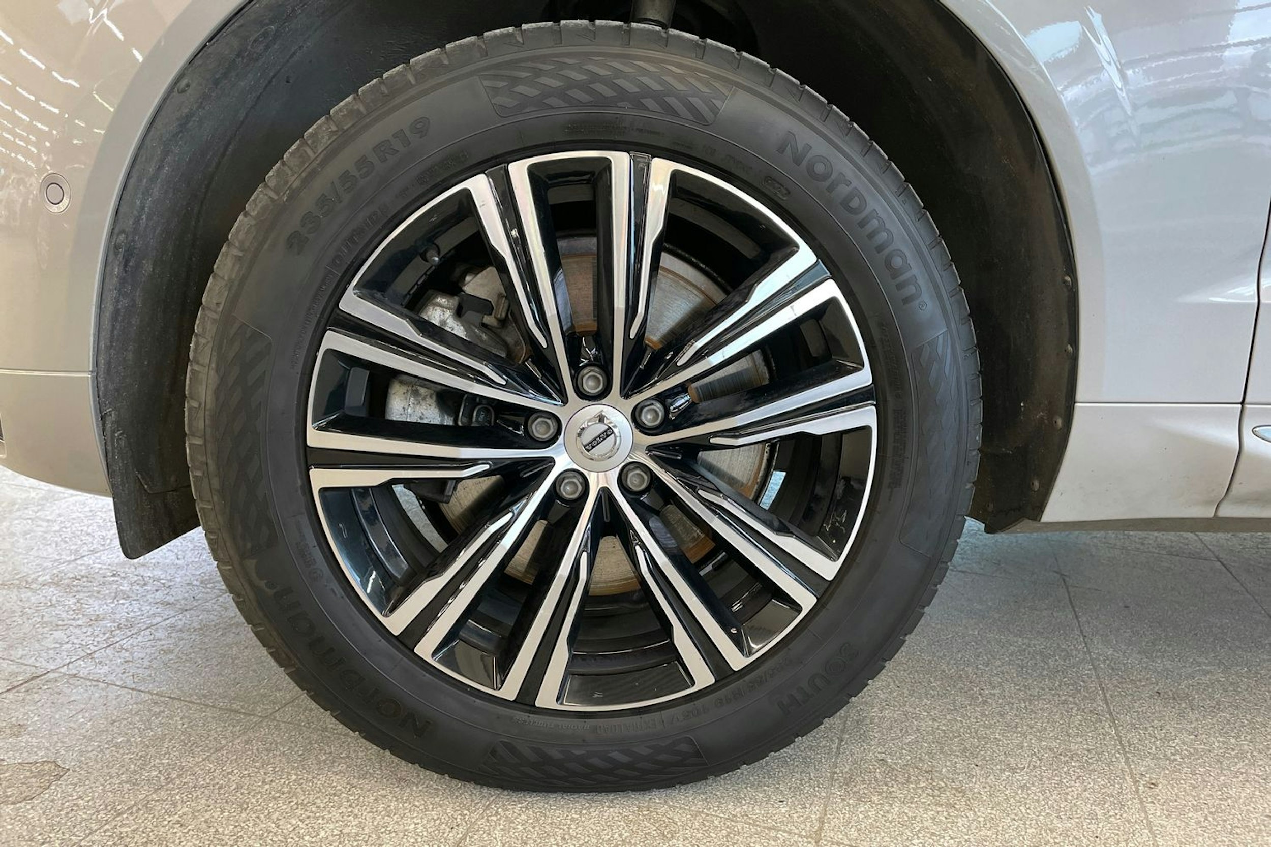 harmaa Volvo XC60 2022 kuva 11.
