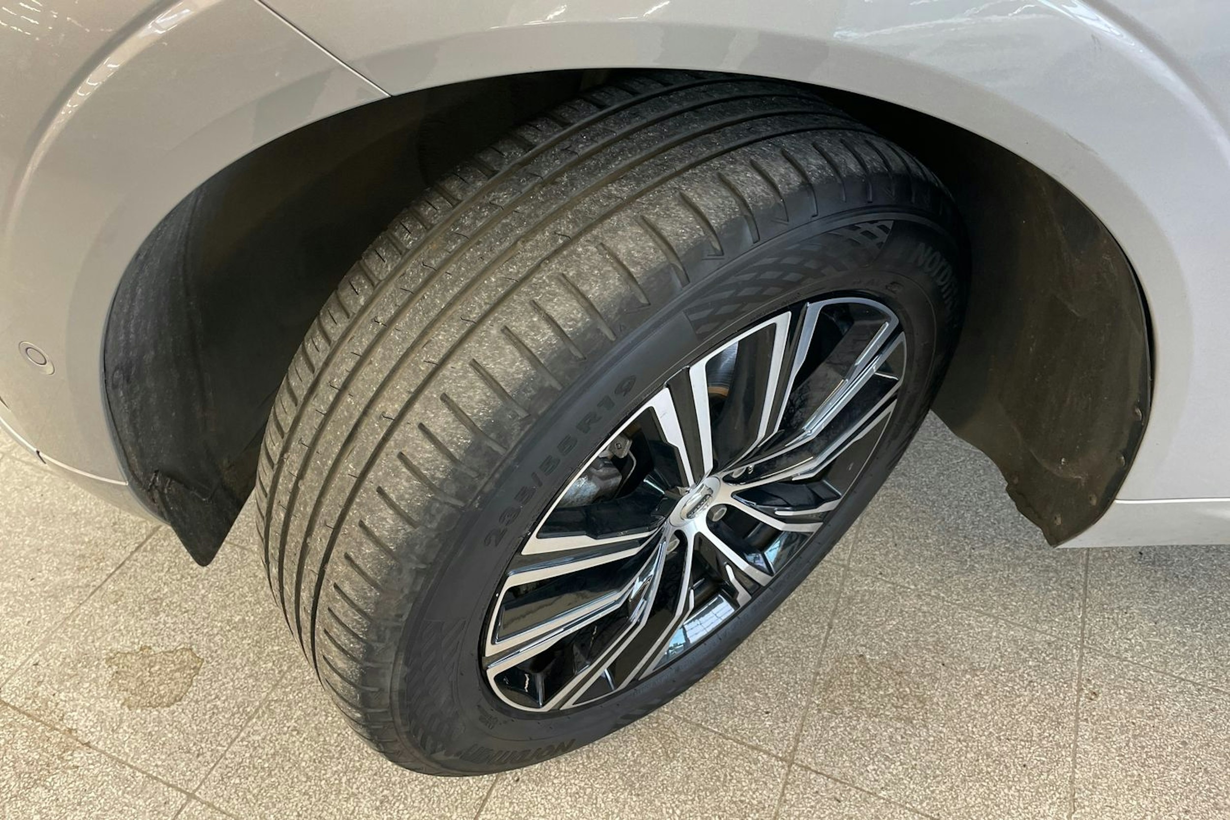 harmaa Volvo XC60 2022 kuva 13.