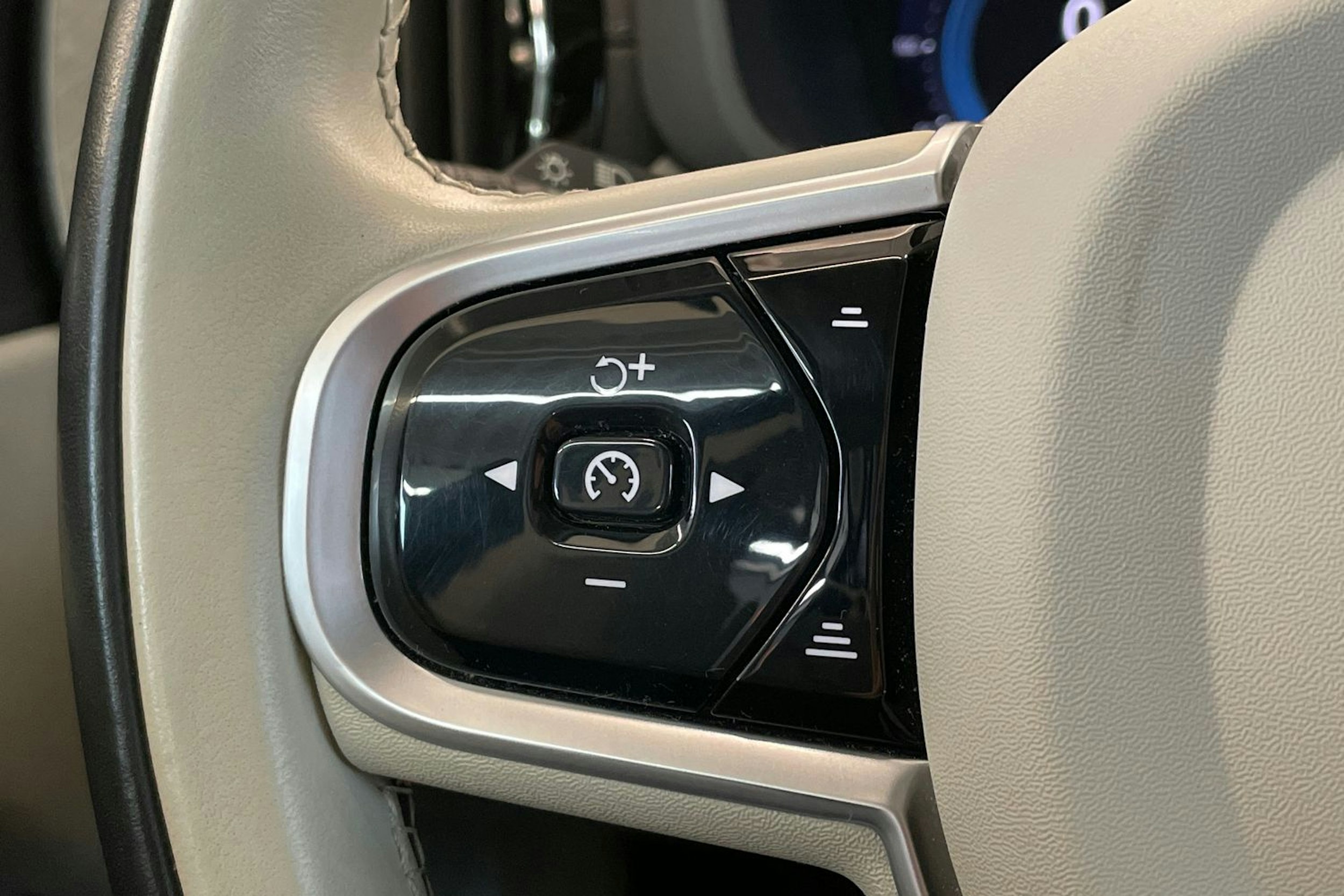 harmaa Volvo XC60 2022 kuva 16.