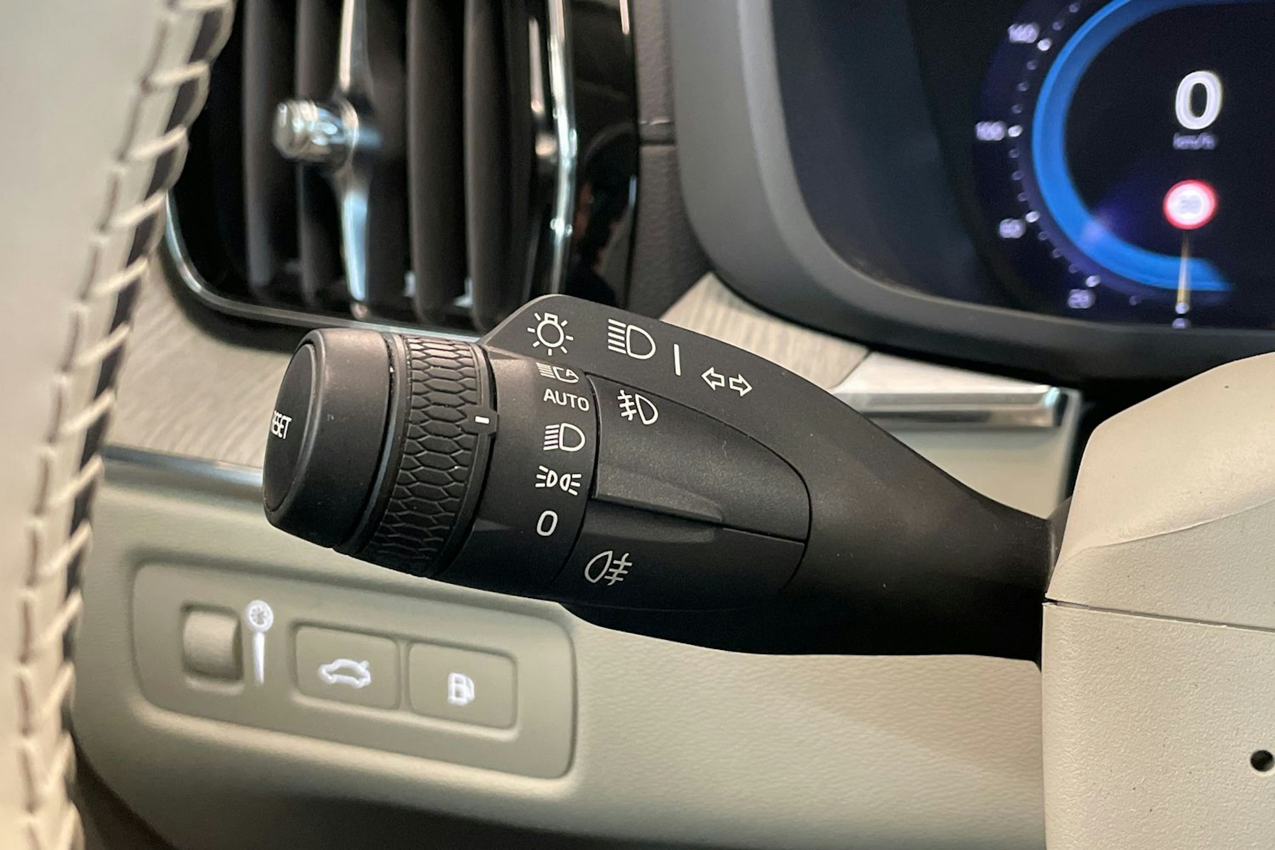 harmaa Volvo XC60 2022 kuva 17.