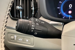 harmaa Volvo XC60 2022 kuva 17.