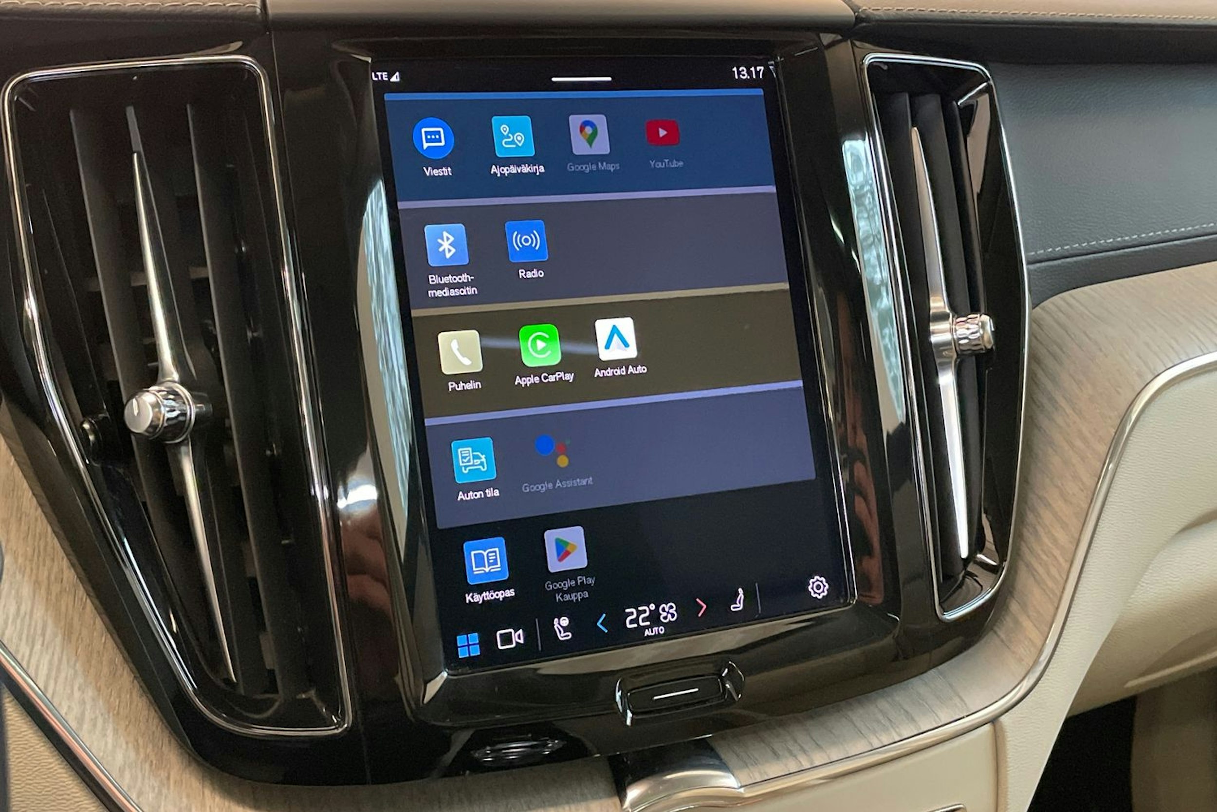 harmaa Volvo XC60 2022 kuva 18.