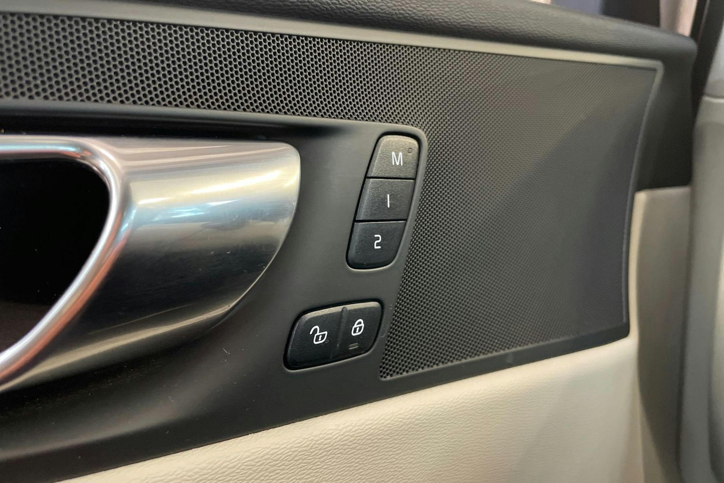 harmaa Volvo XC60 2022 kuva 21.