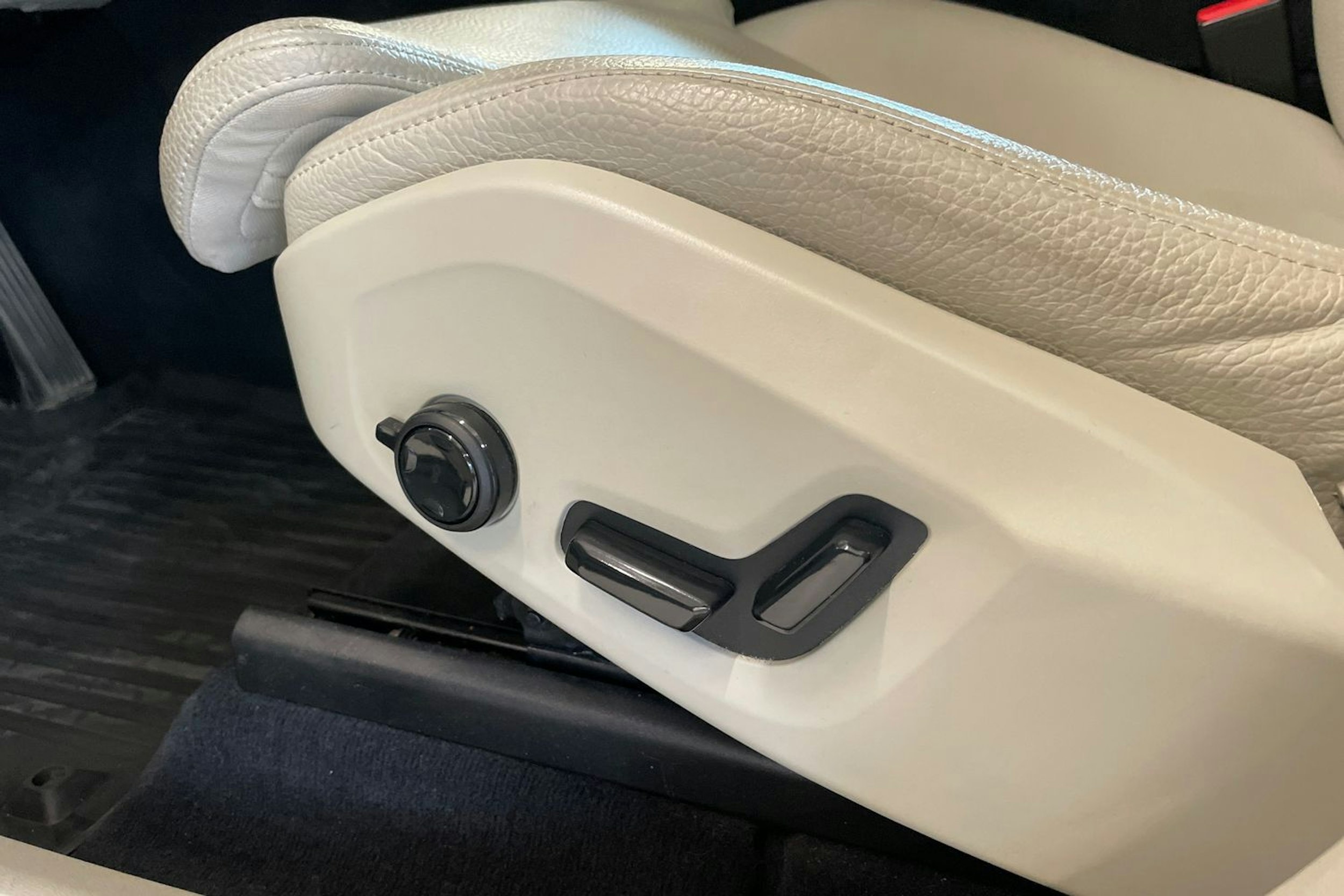 harmaa Volvo XC60 2022 kuva 22.