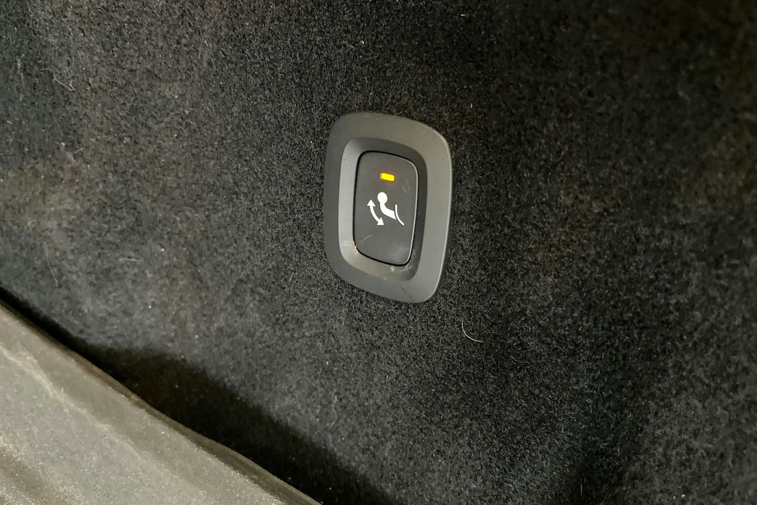 harmaa Volvo XC60 2022 kuva 24.