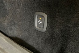 harmaa Volvo XC60 2022 kuva 24.