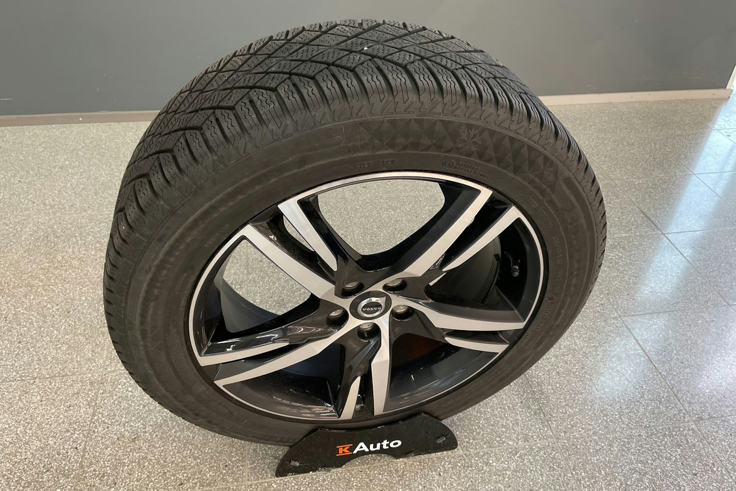 harmaa Volvo XC60 2022 kuva 28.