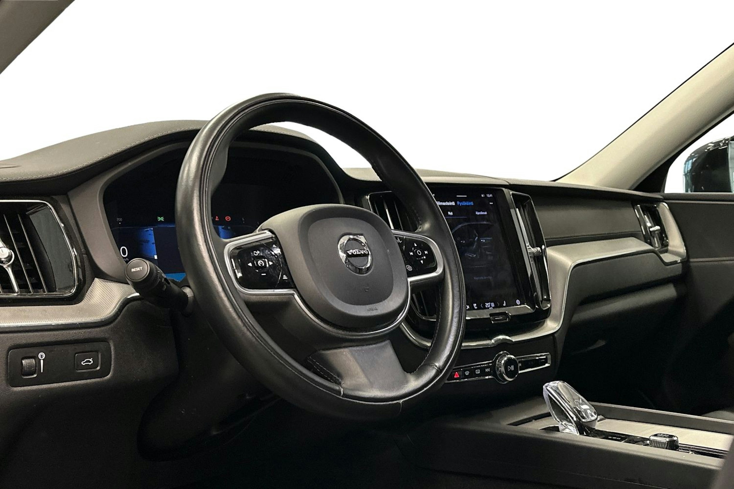musta Volvo XC60 2022 kuva 3.