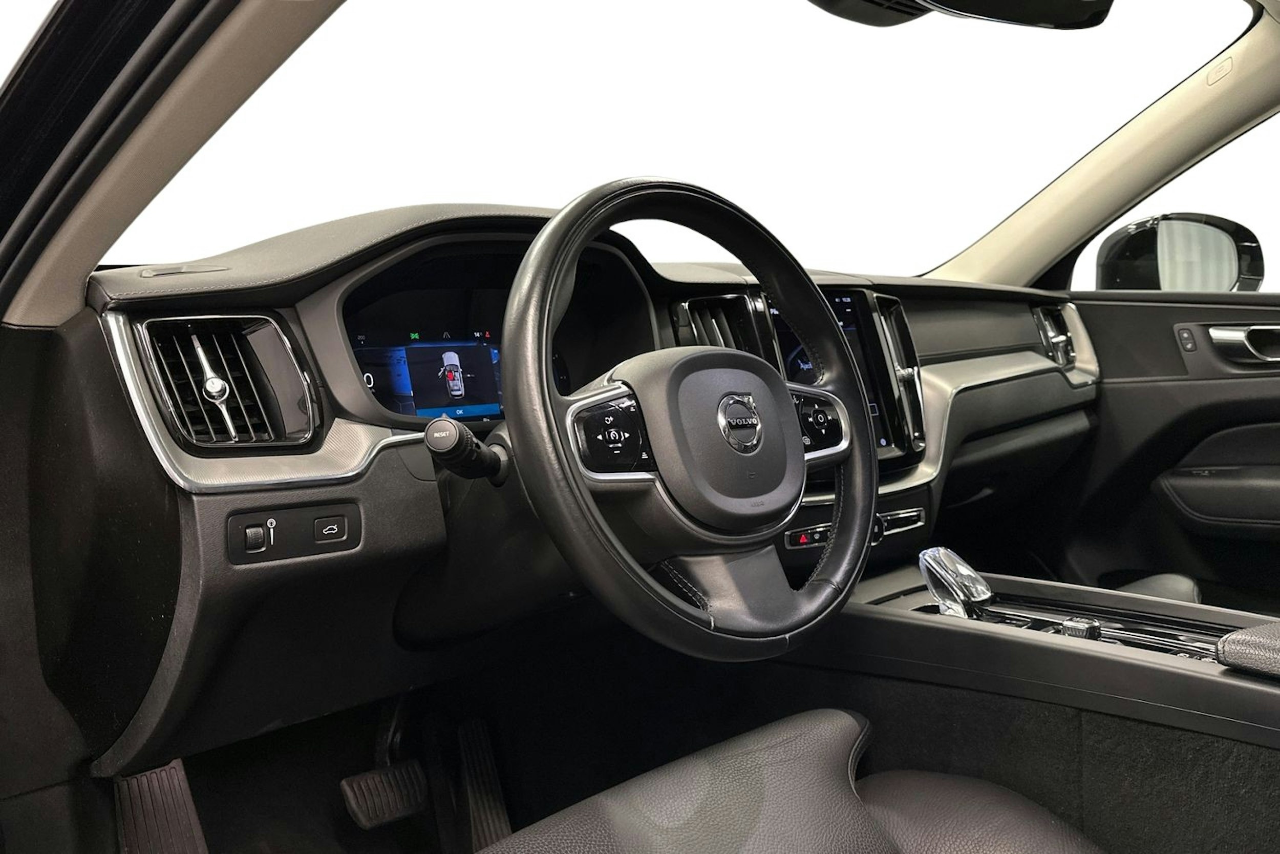 musta Volvo XC60 2022 kuva 7.