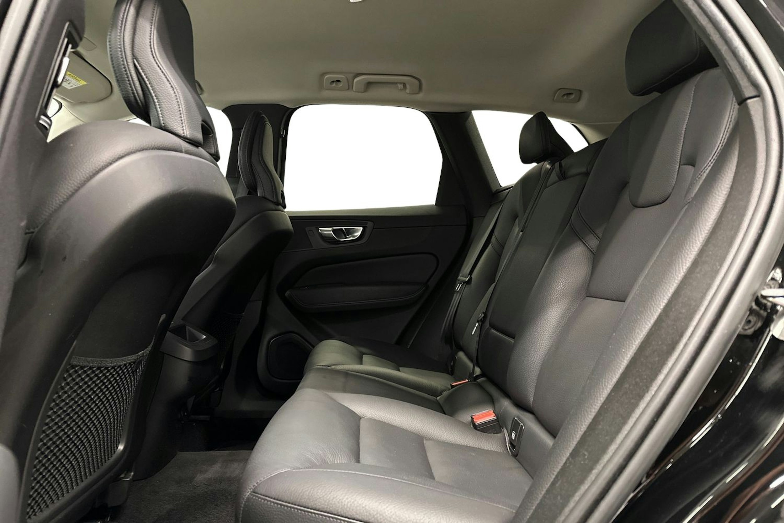 musta Volvo XC60 2022 kuva 10.