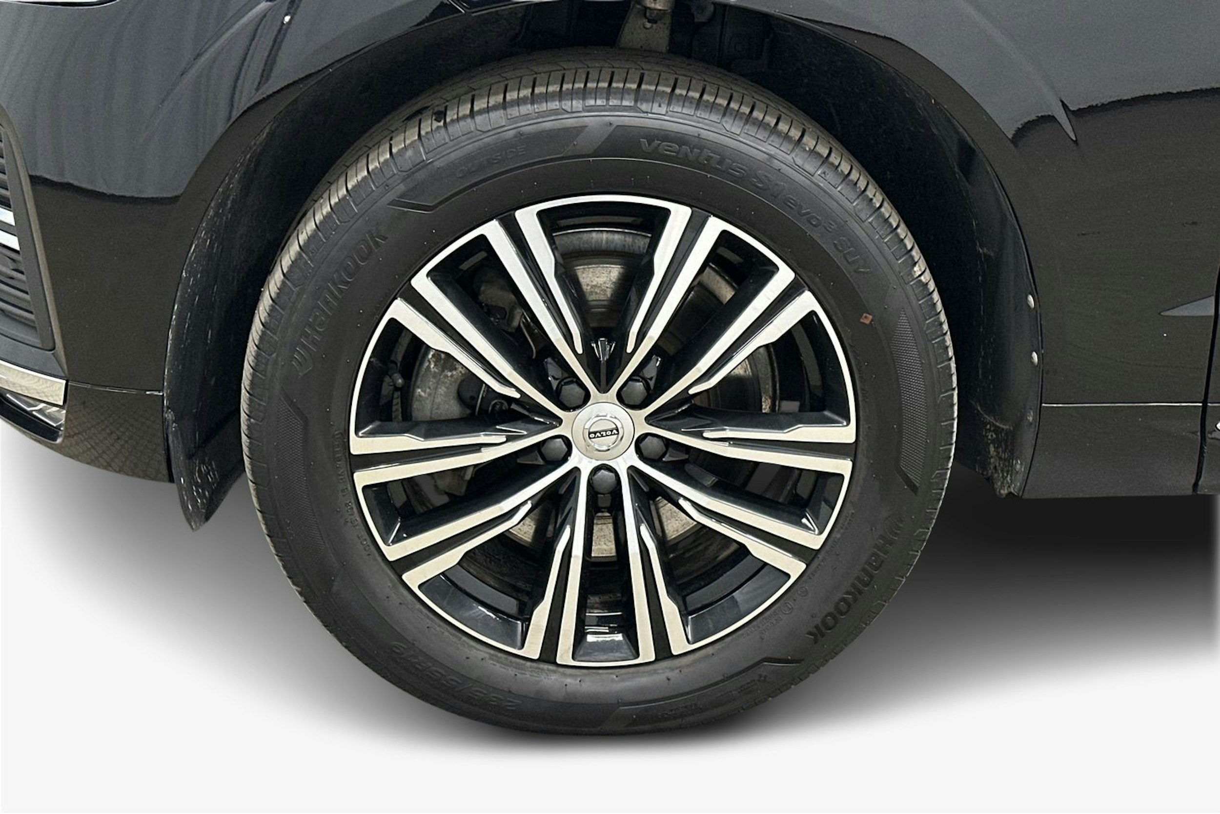 musta Volvo XC60 2022 kuva 11.
