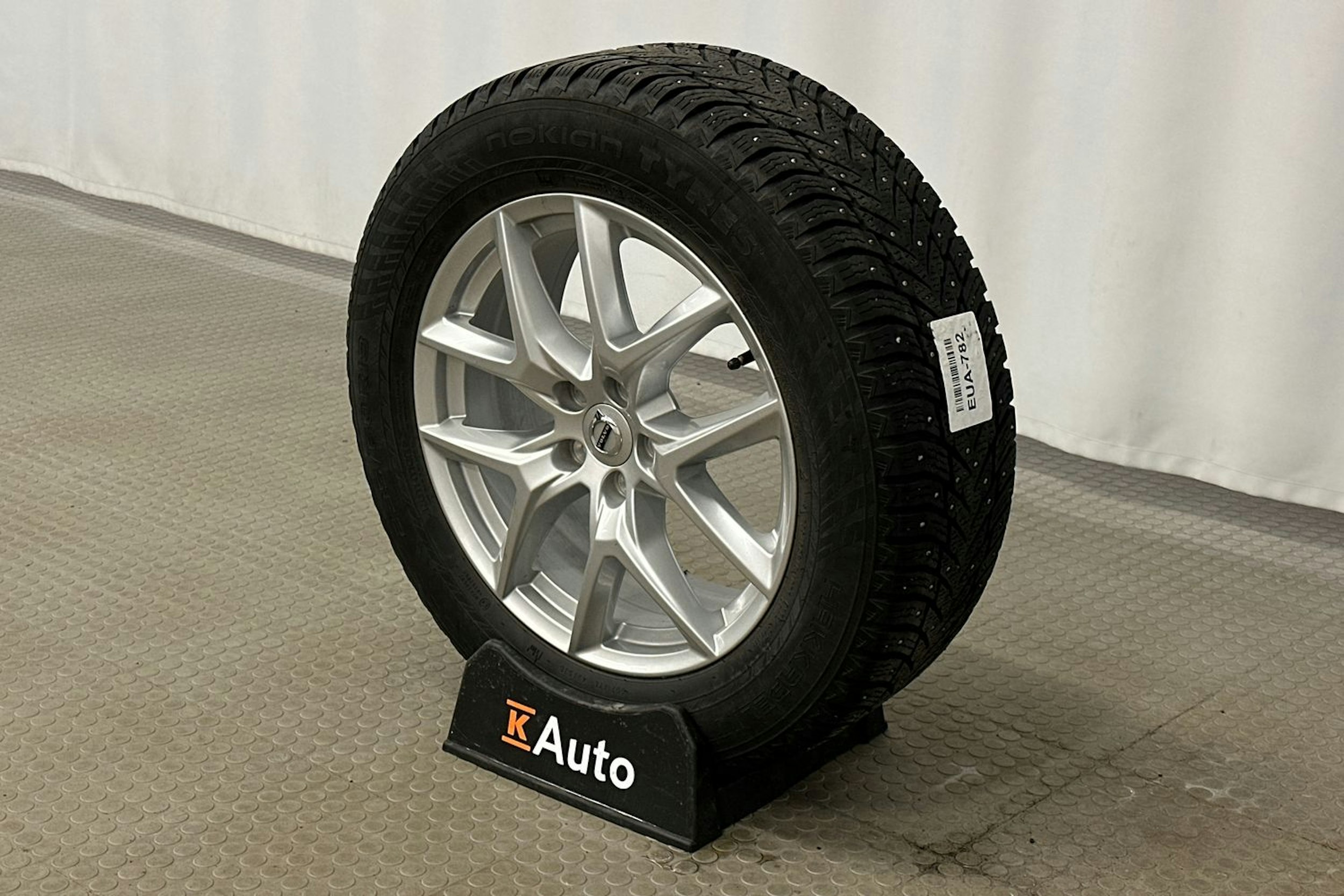 musta Volvo XC60 2022 kuva 13.