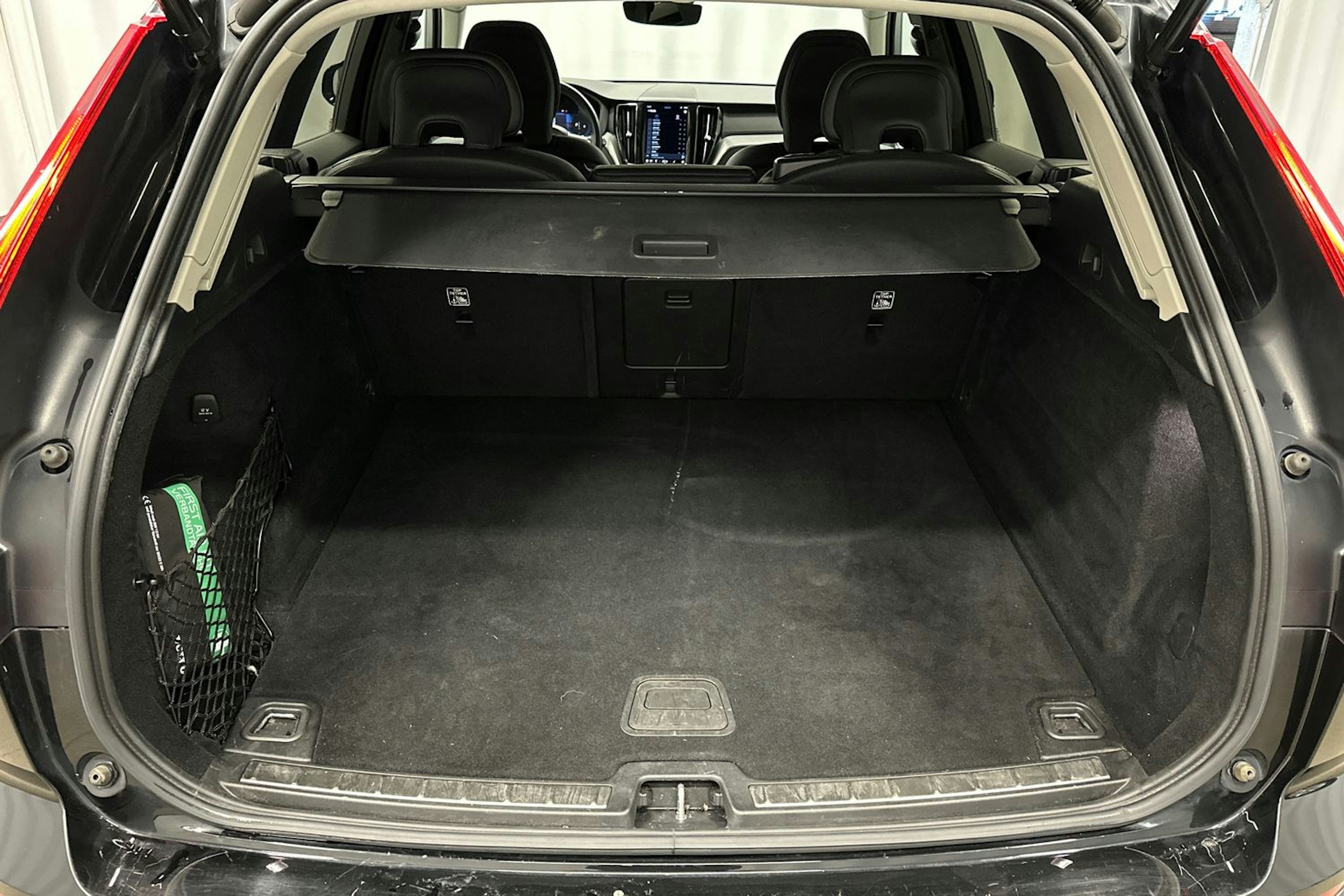 musta Volvo XC60 2022 kuva 14.