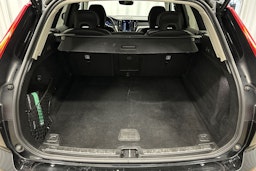 musta Volvo XC60 2022 kuva 14.