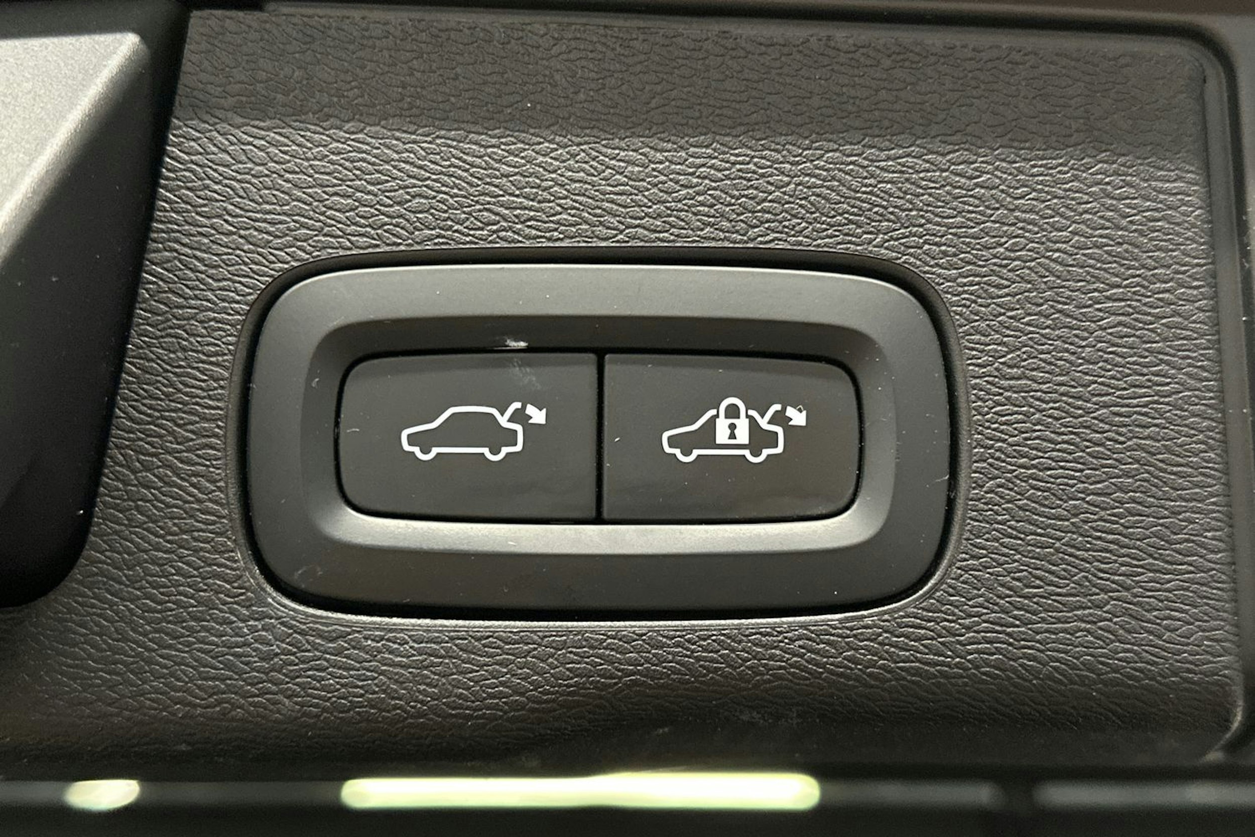 musta Volvo XC60 2022 kuva 15.