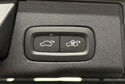 musta Volvo XC60 2022 kuva 15.