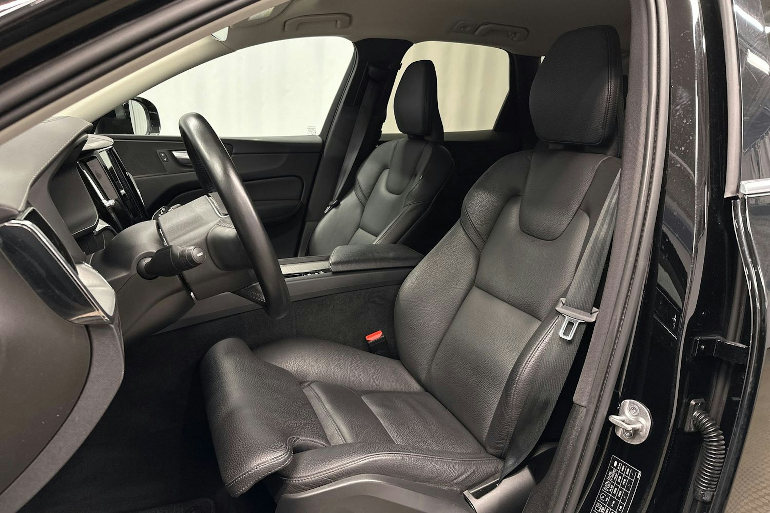 musta Volvo XC60 2022 kuva 16.