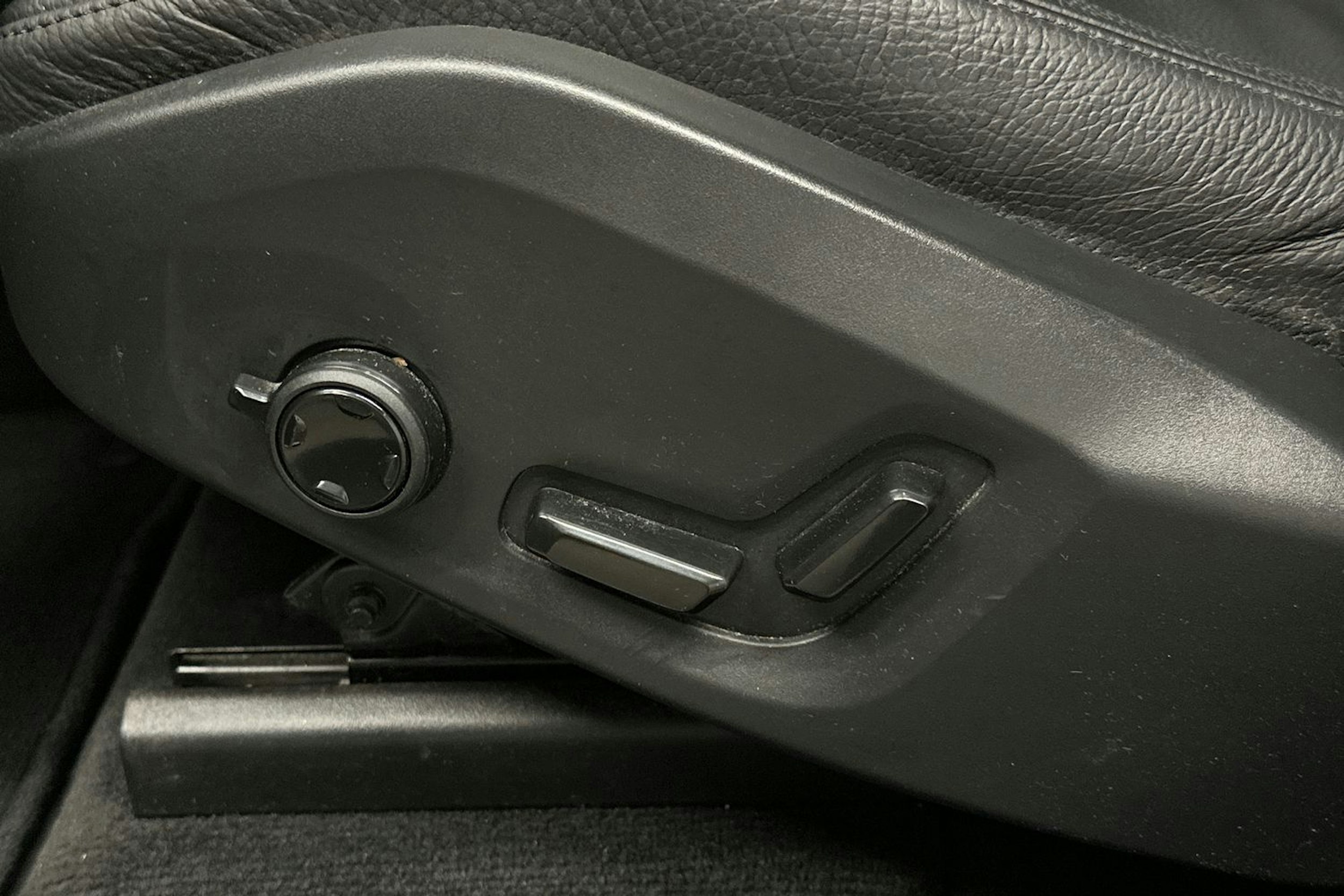musta Volvo XC60 2022 kuva 17.