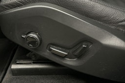 musta Volvo XC60 2022 kuva 17.