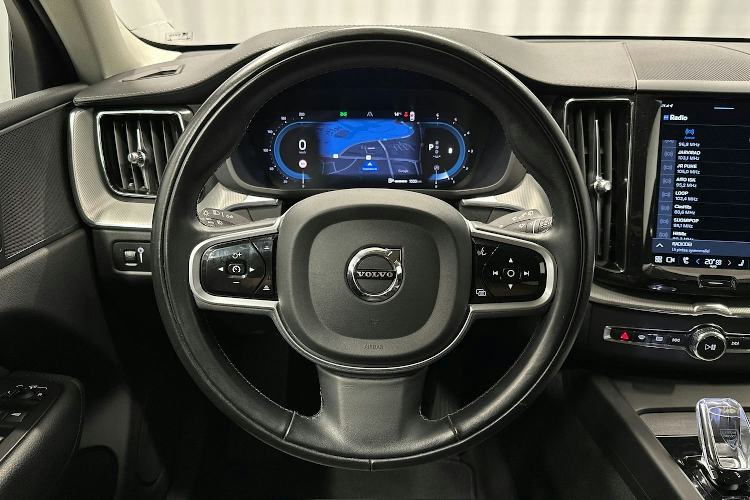 musta Volvo XC60 2022 kuva 18.