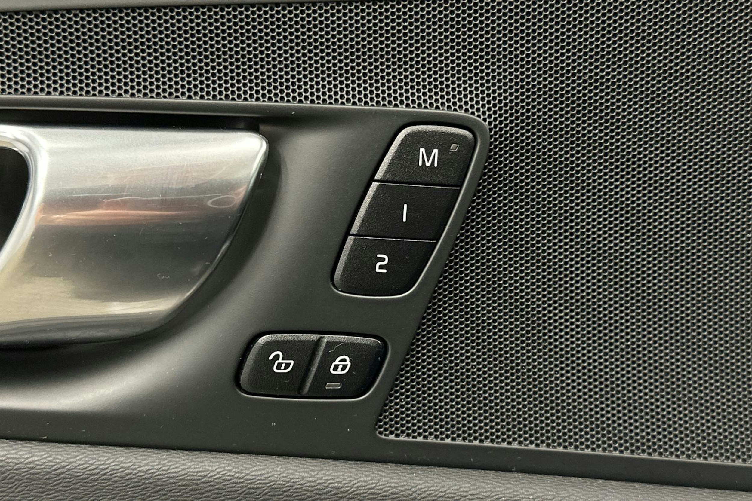 musta Volvo XC60 2022 kuva 19.