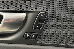 musta Volvo XC60 2022 kuva 19.
