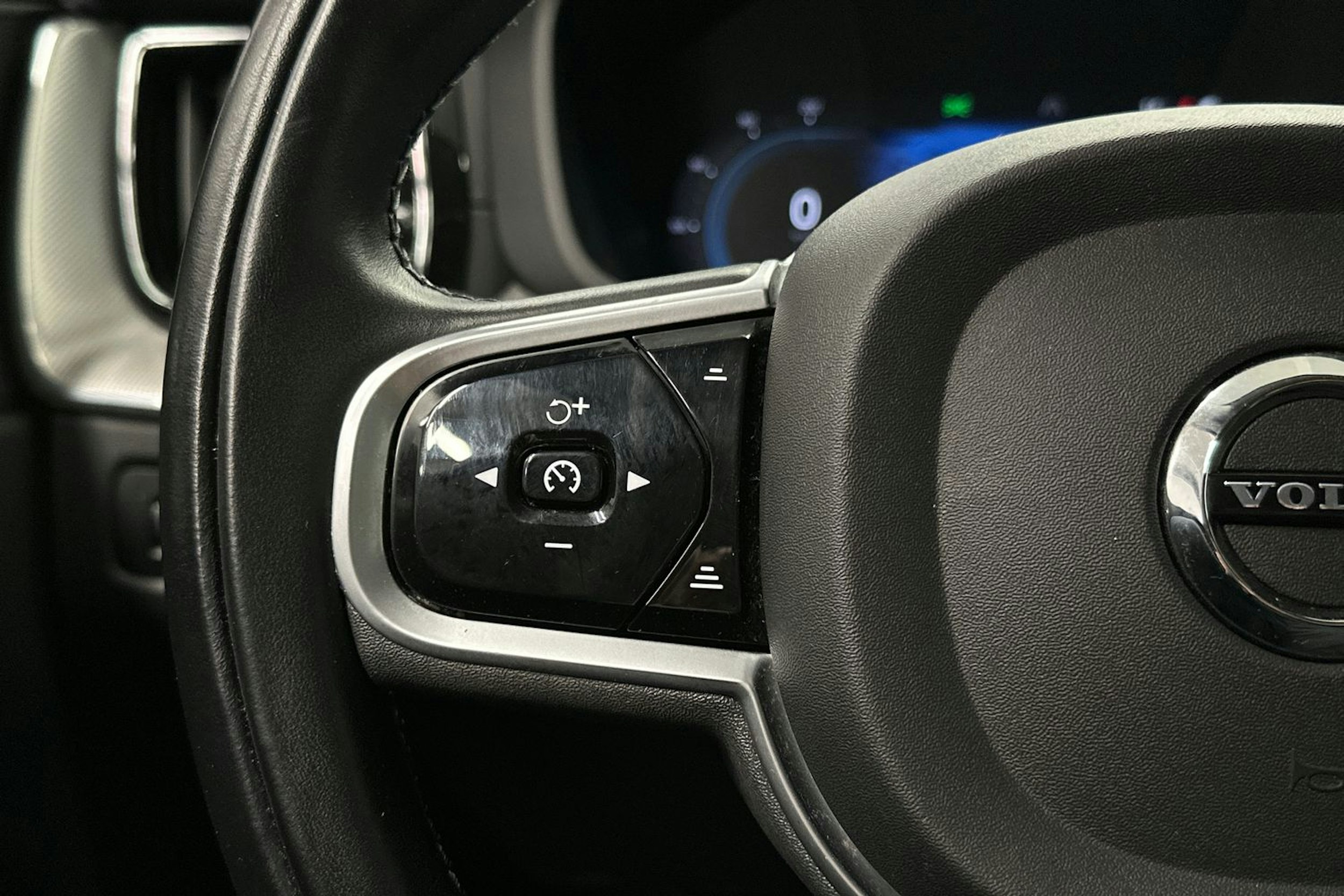 musta Volvo XC60 2022 kuva 20.