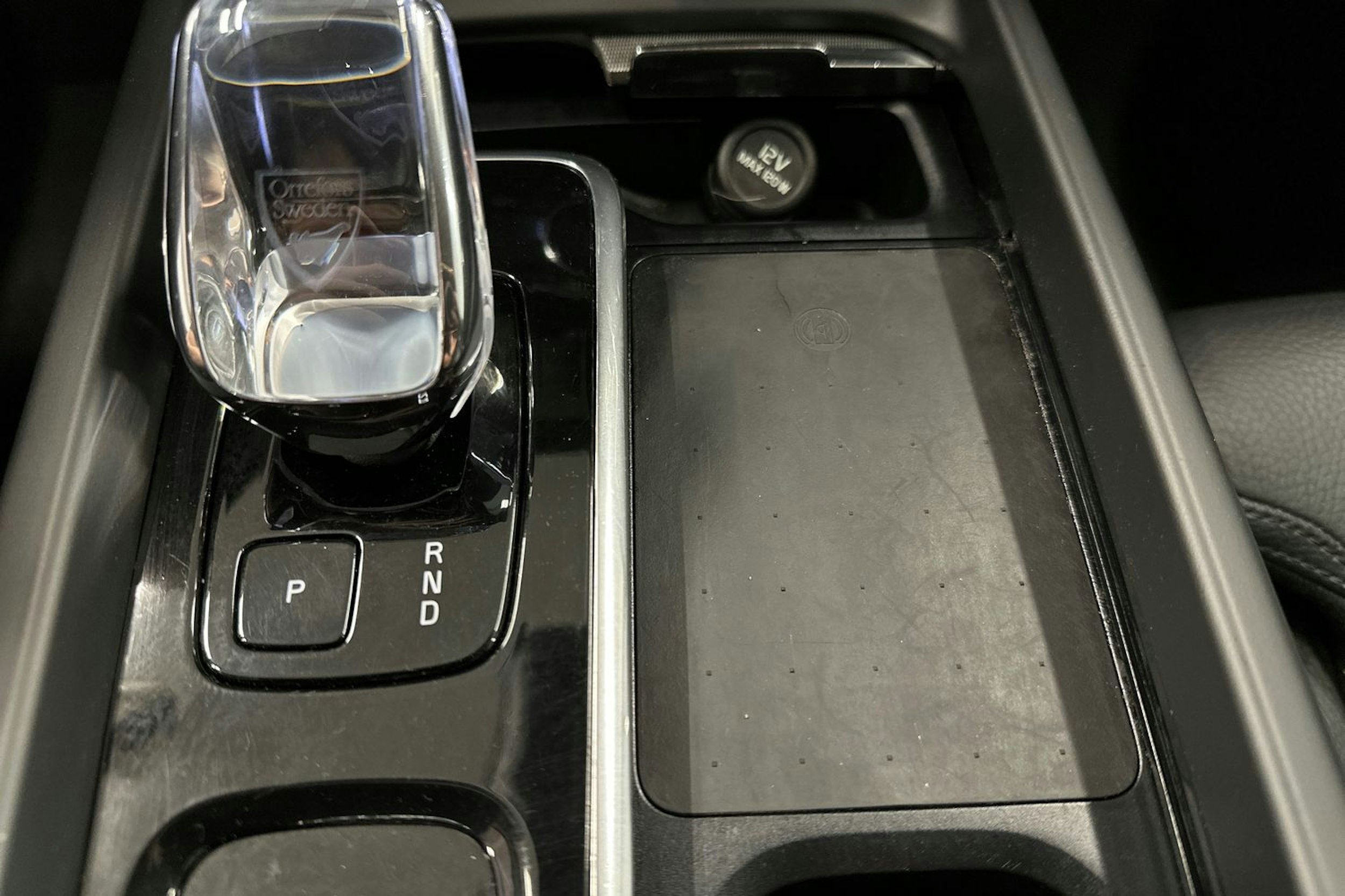musta Volvo XC60 2022 kuva 24.