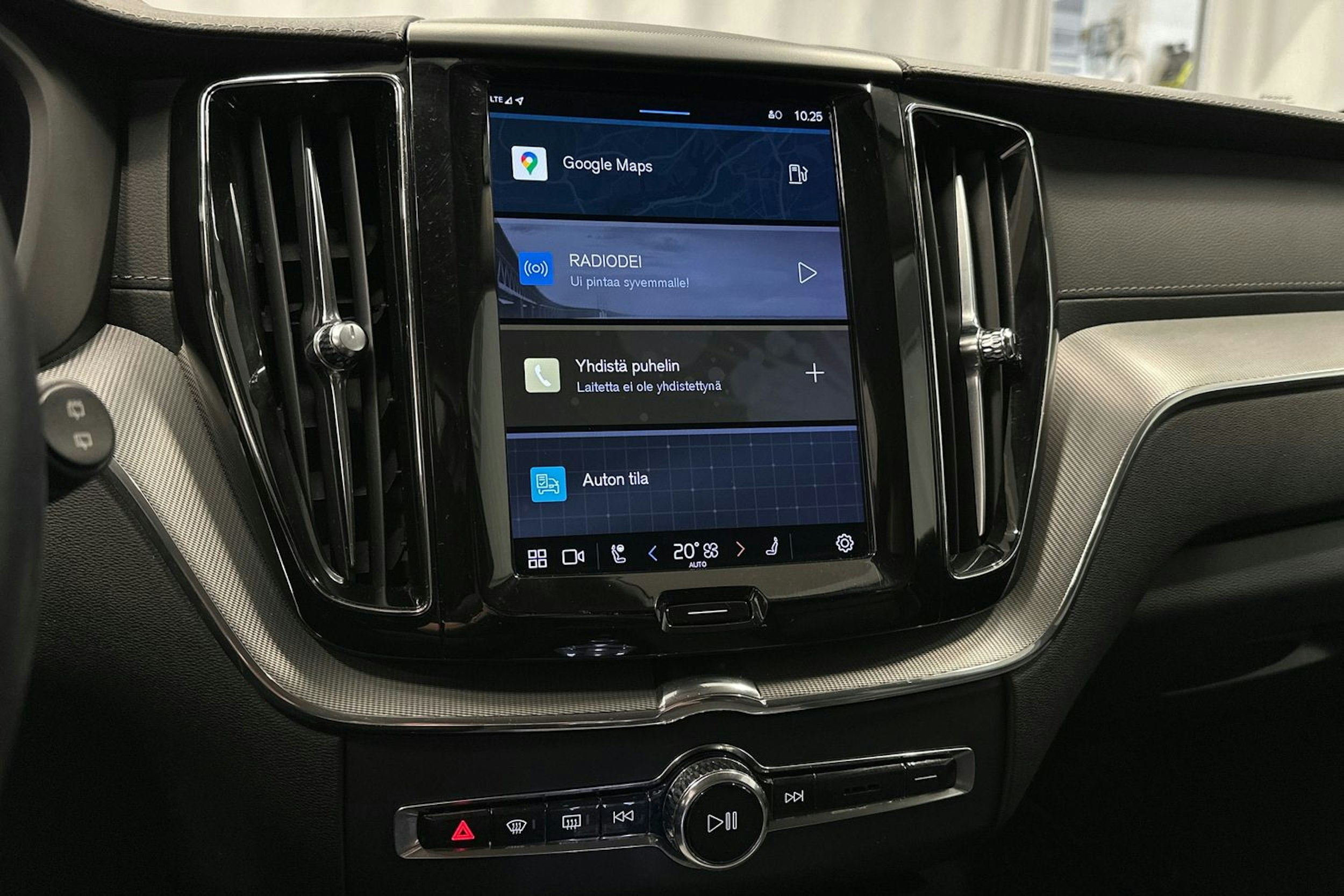 musta Volvo XC60 2022 kuva 25.