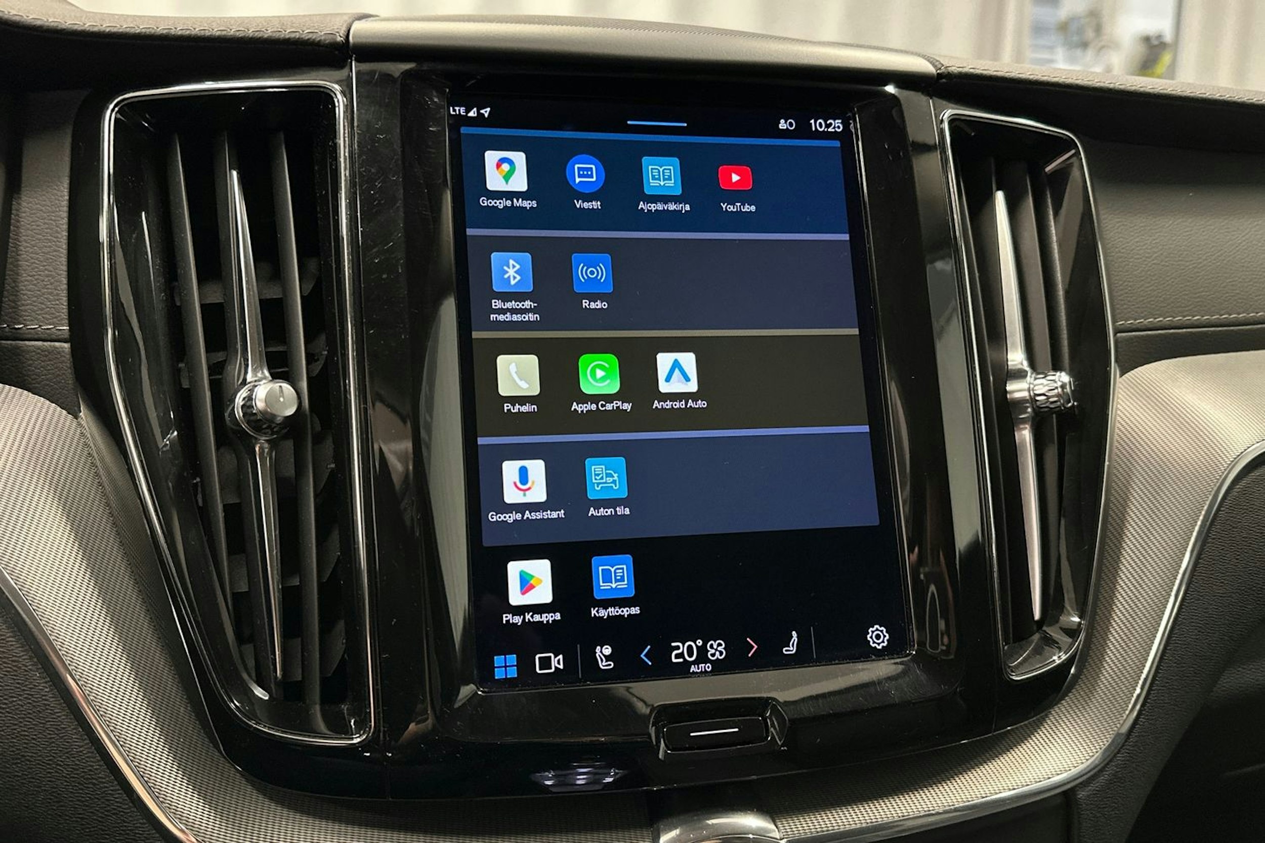 musta Volvo XC60 2022 kuva 26.
