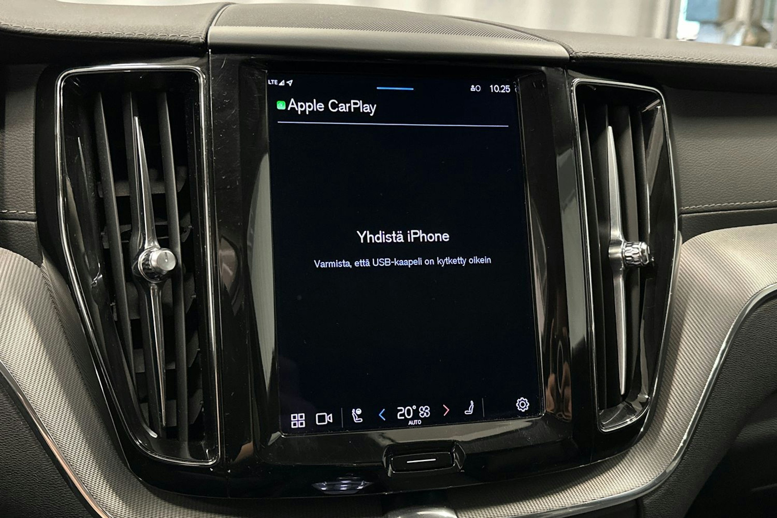 musta Volvo XC60 2022 kuva 27.