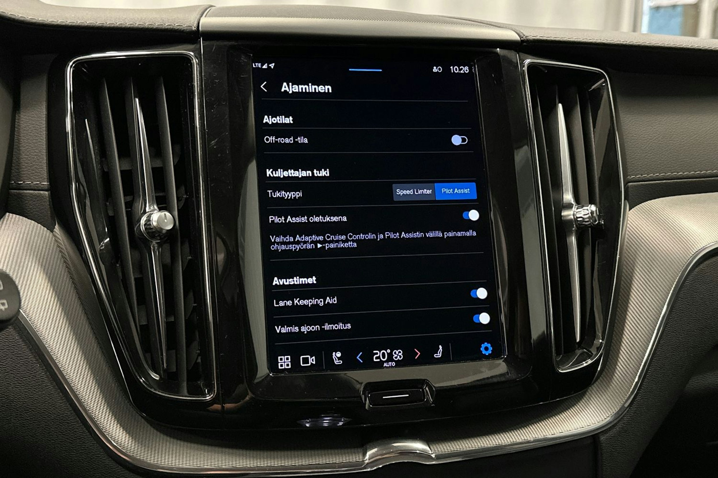 musta Volvo XC60 2022 kuva 29.