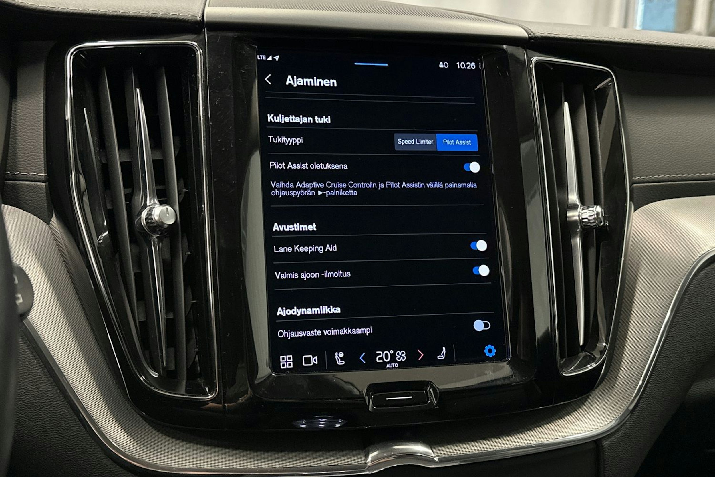 musta Volvo XC60 2022 kuva 30.