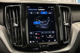 musta Volvo XC60 2022 kuva 32.