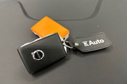musta Volvo XC60 2022 kuva 34.