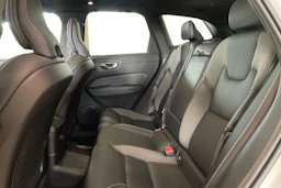 valkoinen Volvo XC60 2022 kuva 8.