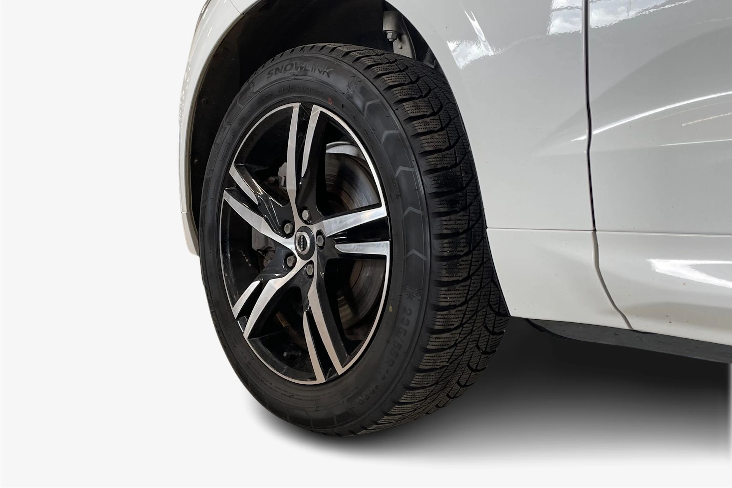 valkoinen Volvo XC60 2022 kuva 9.