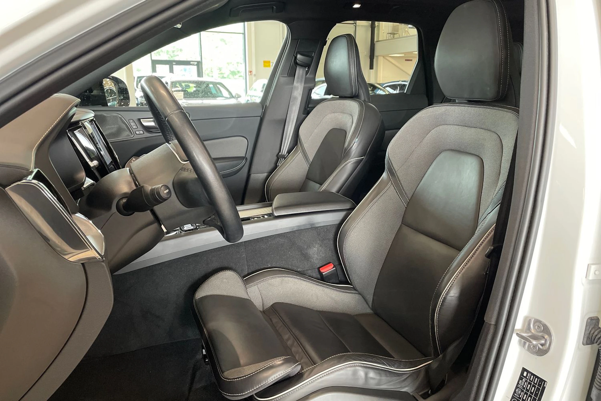valkoinen Volvo XC60 2022 kuva 11.