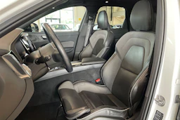 valkoinen Volvo XC60 2022 kuva 11.