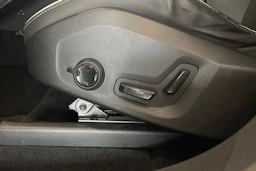 valkoinen Volvo XC60 2022 kuva 12.
