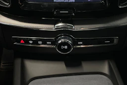 valkoinen Volvo XC60 2022 kuva 26.