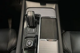 valkoinen Volvo XC60 2022 kuva 27.