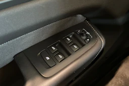 valkoinen Volvo XC60 2022 kuva 28.