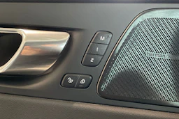 valkoinen Volvo XC60 2022 kuva 29.
