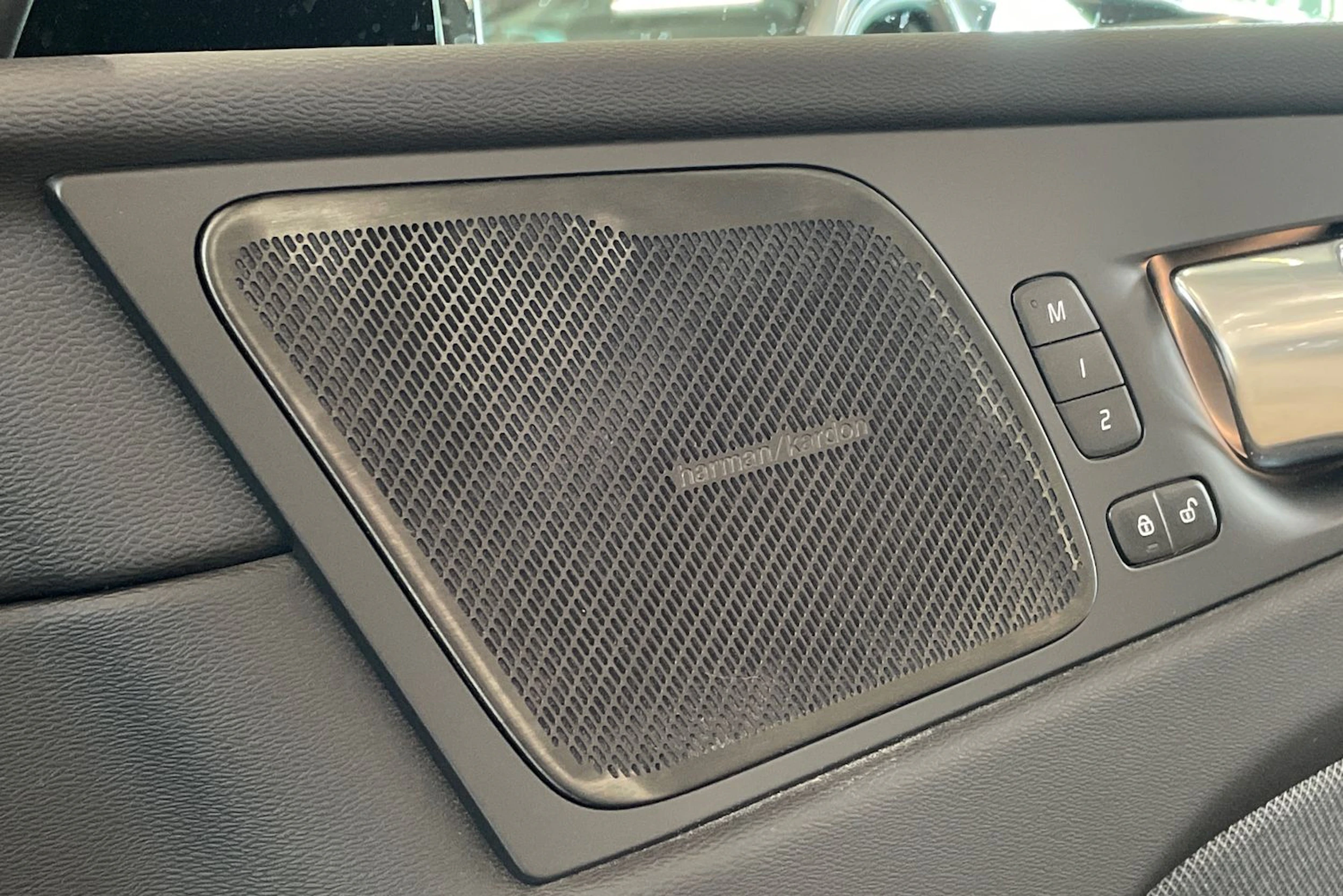 valkoinen Volvo XC60 2022 kuva 30.
