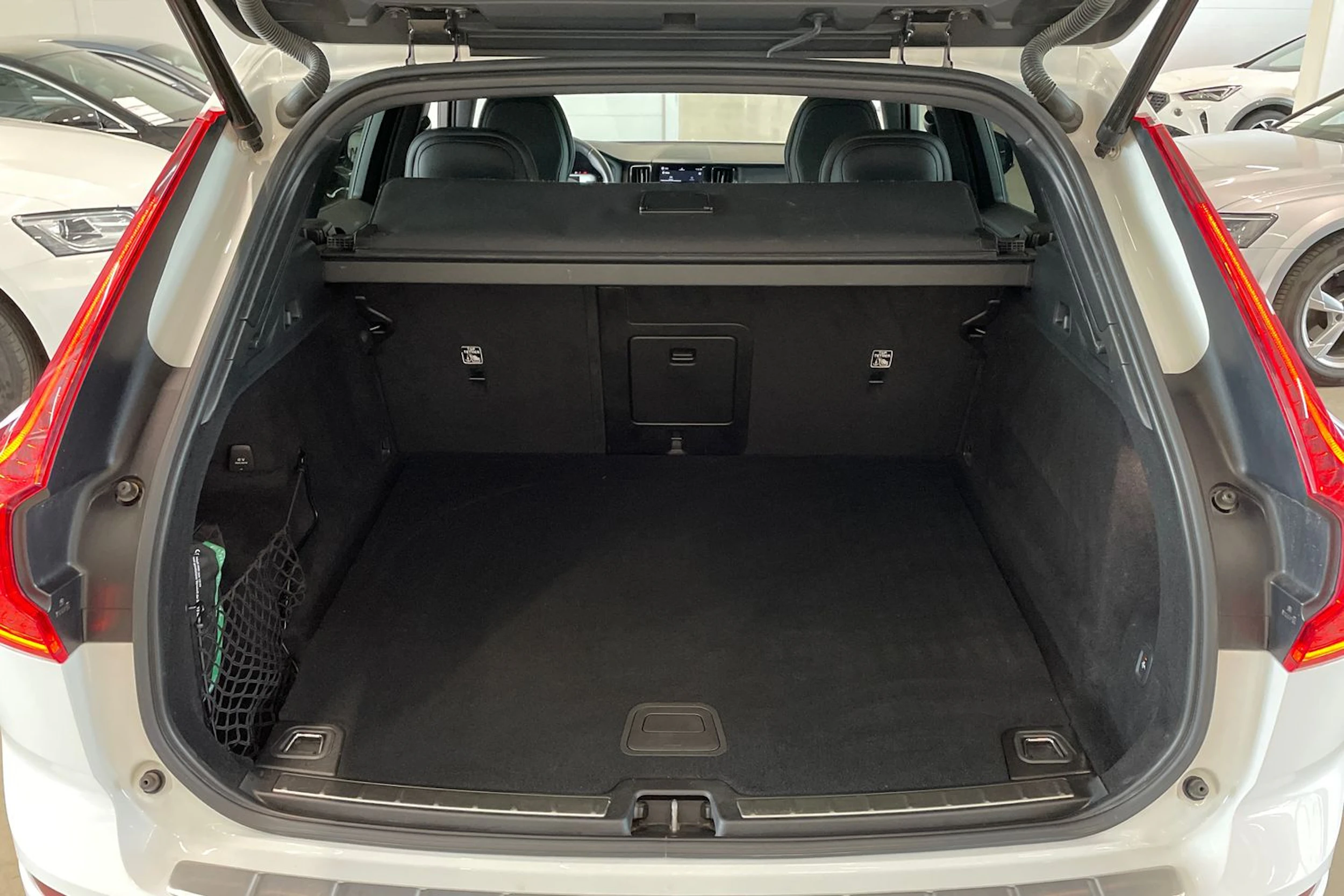 valkoinen Volvo XC60 2022 kuva 32.