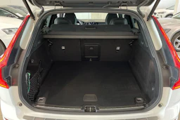 valkoinen Volvo XC60 2022 kuva 32.
