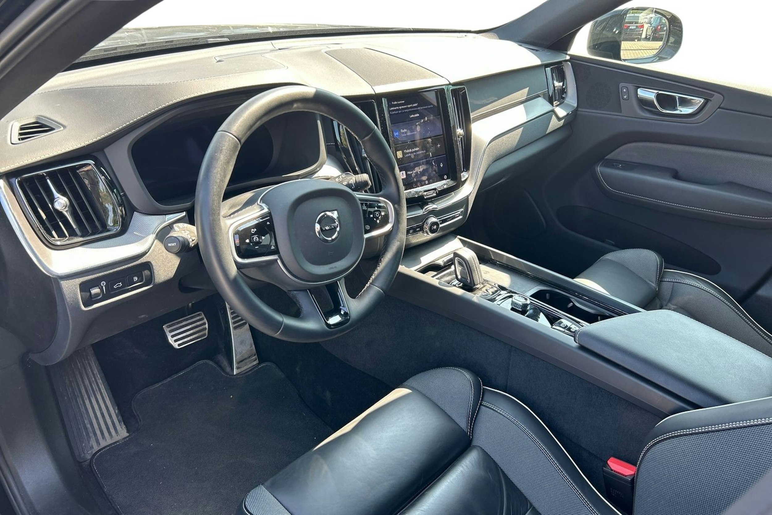 musta Volvo XC60 2022 kuva 3.