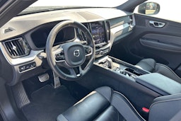 musta Volvo XC60 2022 kuva 3.