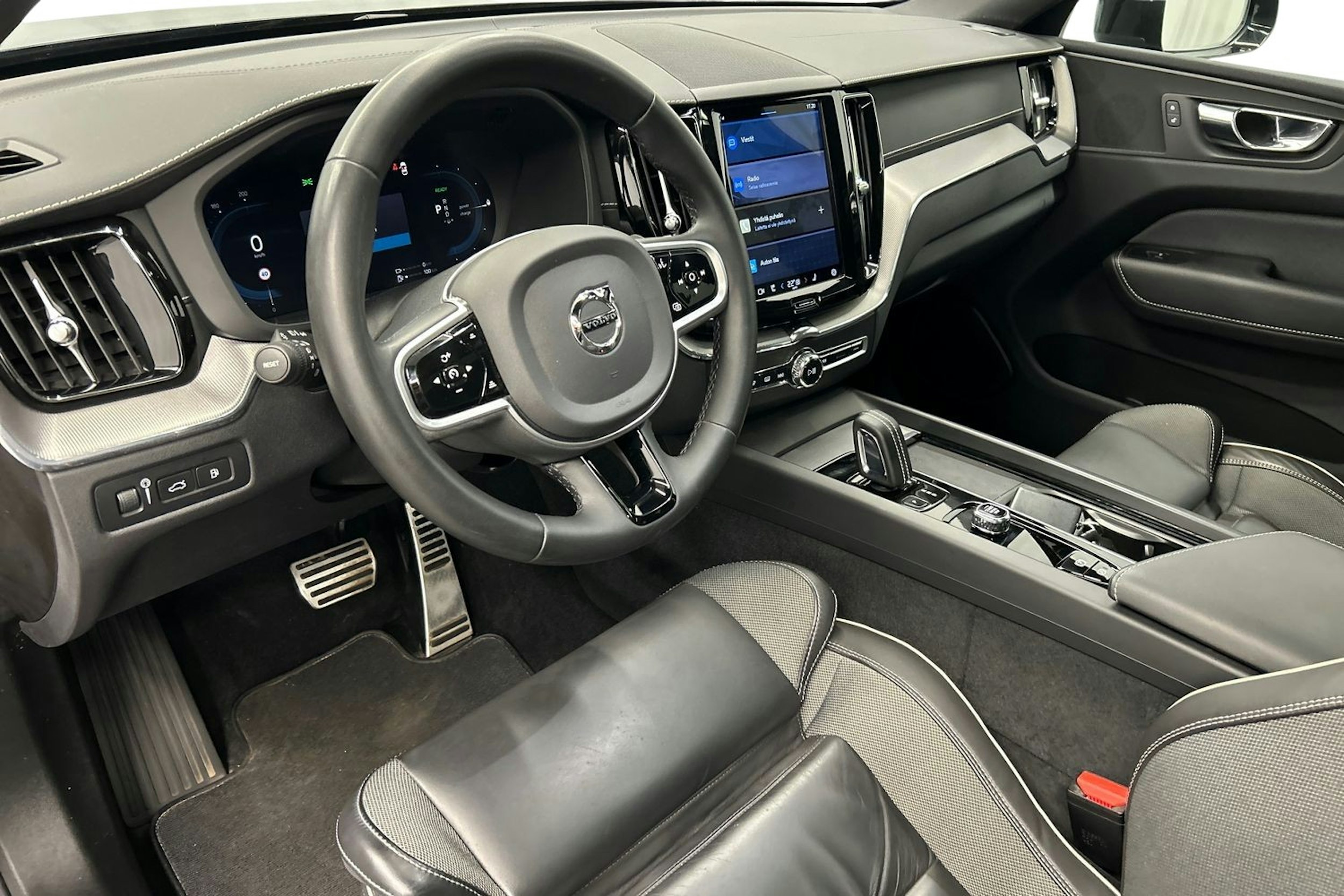 musta Volvo XC60 2022 kuva 7.